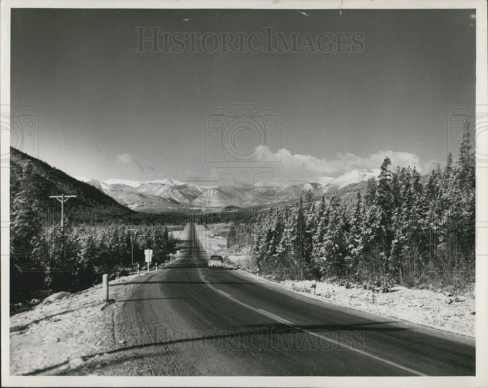 1954 Press Photo Vehicle Travels Road Mountain Range - Historic Images