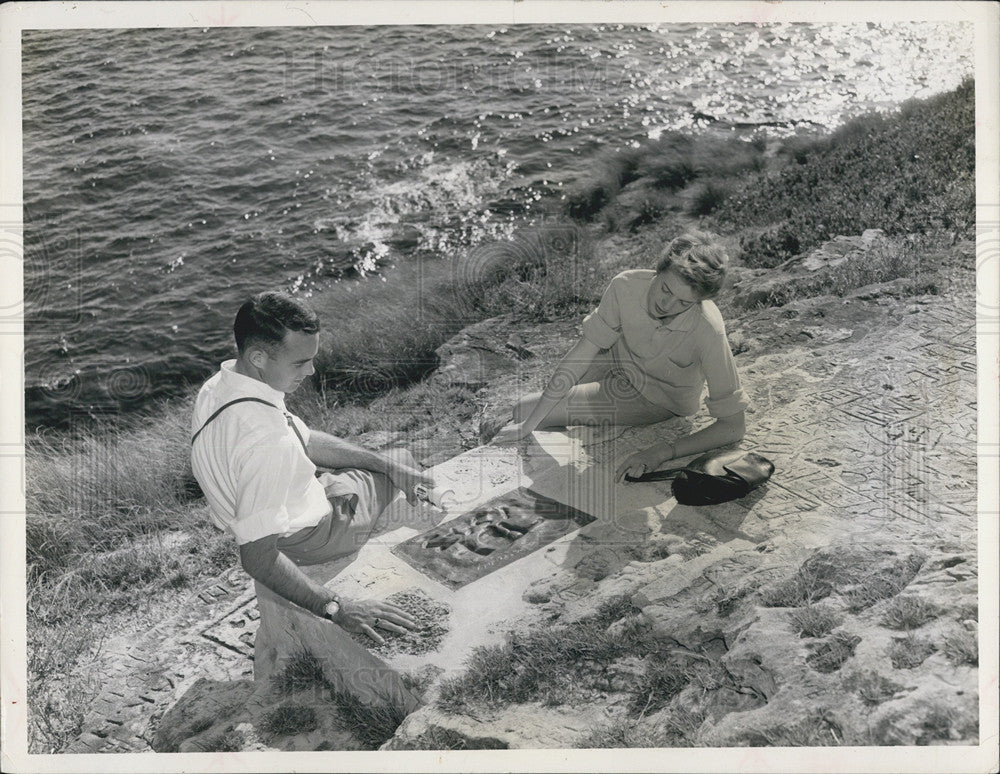 1964 Press Photo Visitors Spanish Rock Bermuda - Historic Images
