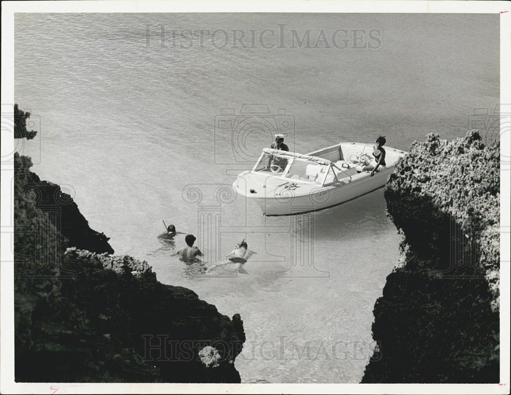 1971 Press Photo Snorkelers Shore Hamilton Bermuda Boat - Historic Images