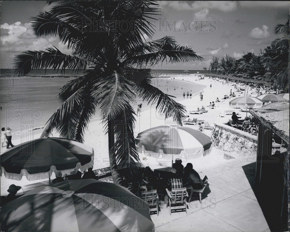 1971 Press Photo Nassau Paradise Beach Bahamas - Historic Images