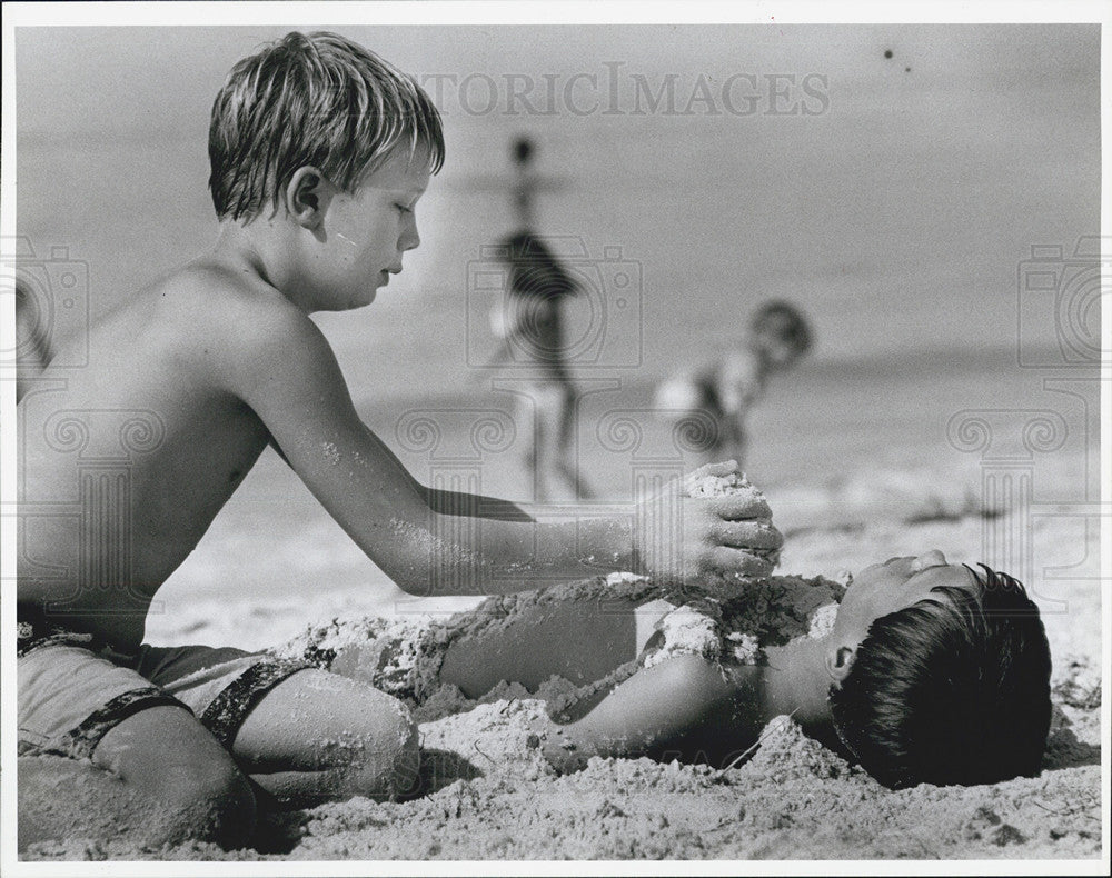 1991 Press Photo Brandon Speeg Buried Sand Brian Pass-A-Grille Beach Florida - Historic Images