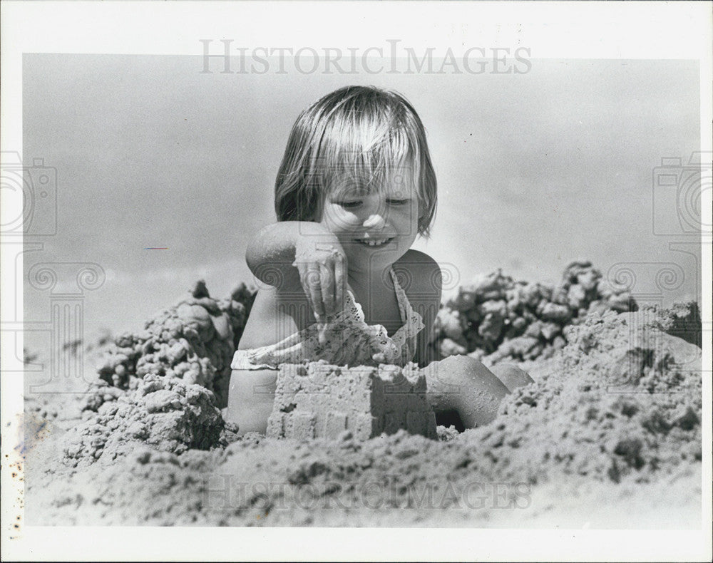 1986 Press Photo Child Plays Beach St. Petersburg Florida - Historic Images