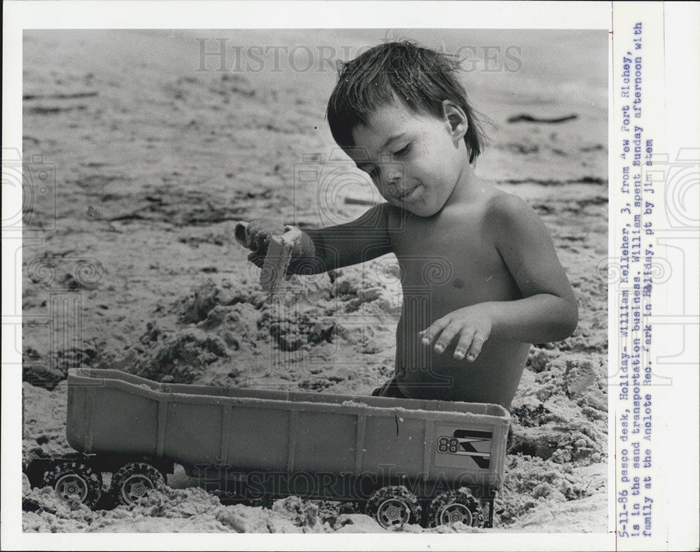 1986 Press Photo William Kelleher Plays Sand Truck Anclote Recreational Park - Historic Images