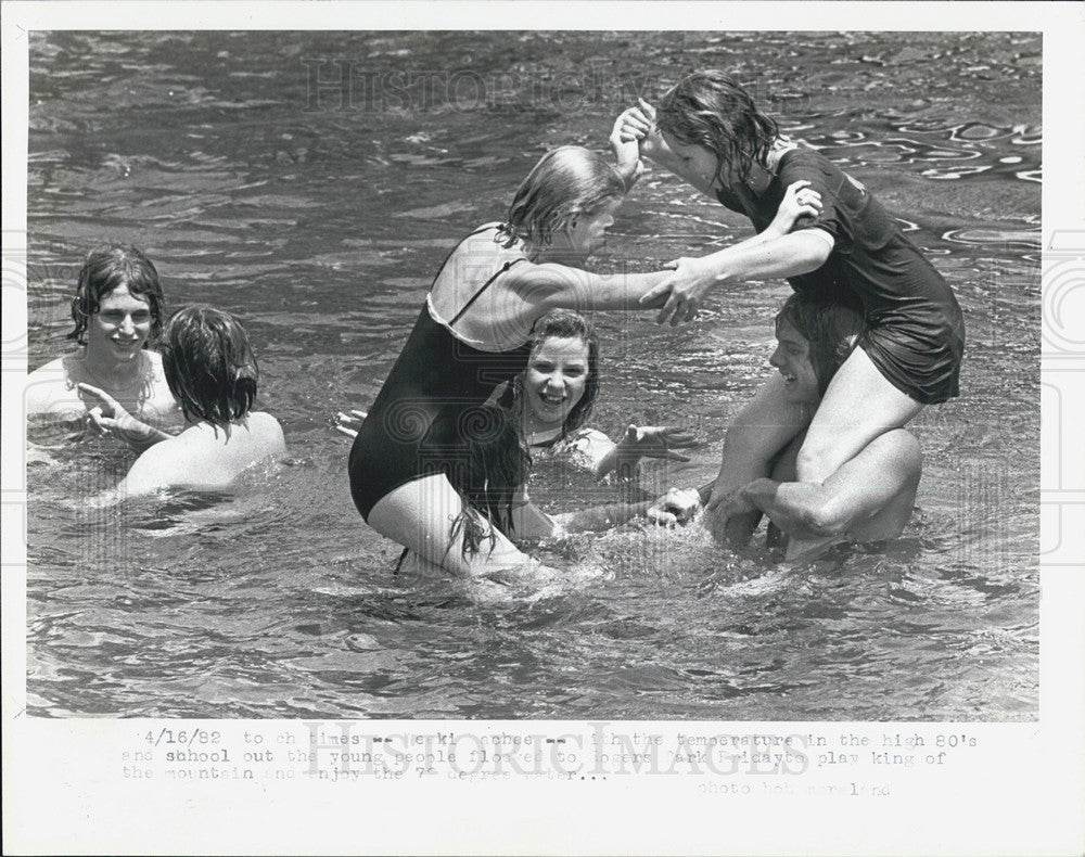 1982 Press Photo People Play Water Rogers Park Ormond Beach Florida - Historic Images