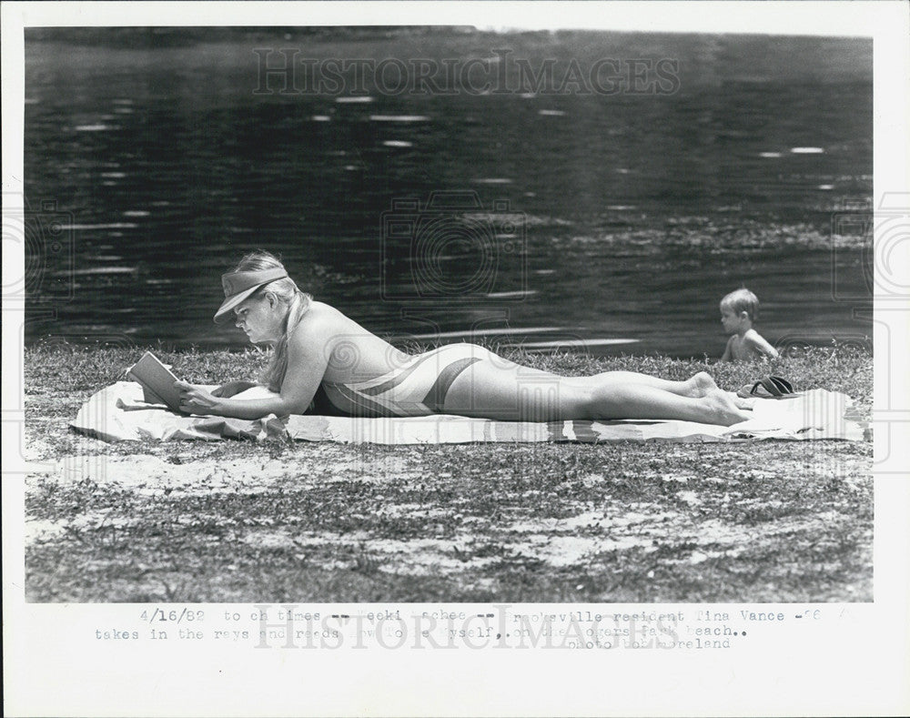 1982 Press Photo Tina Vance Brooksville Reads Book Rogers Park Florida - Historic Images