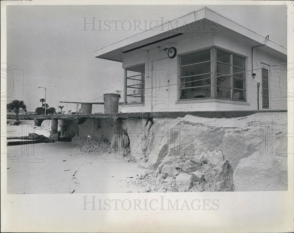 1967 Press Photo Beach Erosion 
Threatens Concession House Upham Park Beach - Historic Images