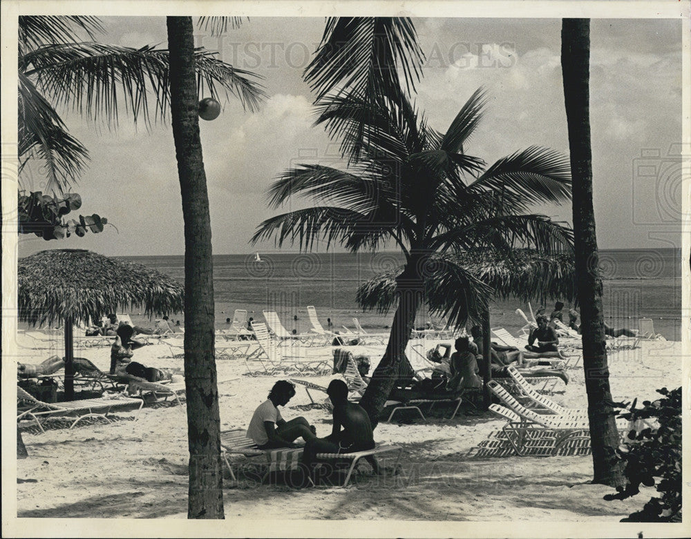 1971 Press Photo Nassau Bahamas Cable Beach Vacationers - Historic Images