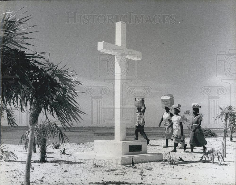 1965 Press Photo at Bahamas. - Historic Images