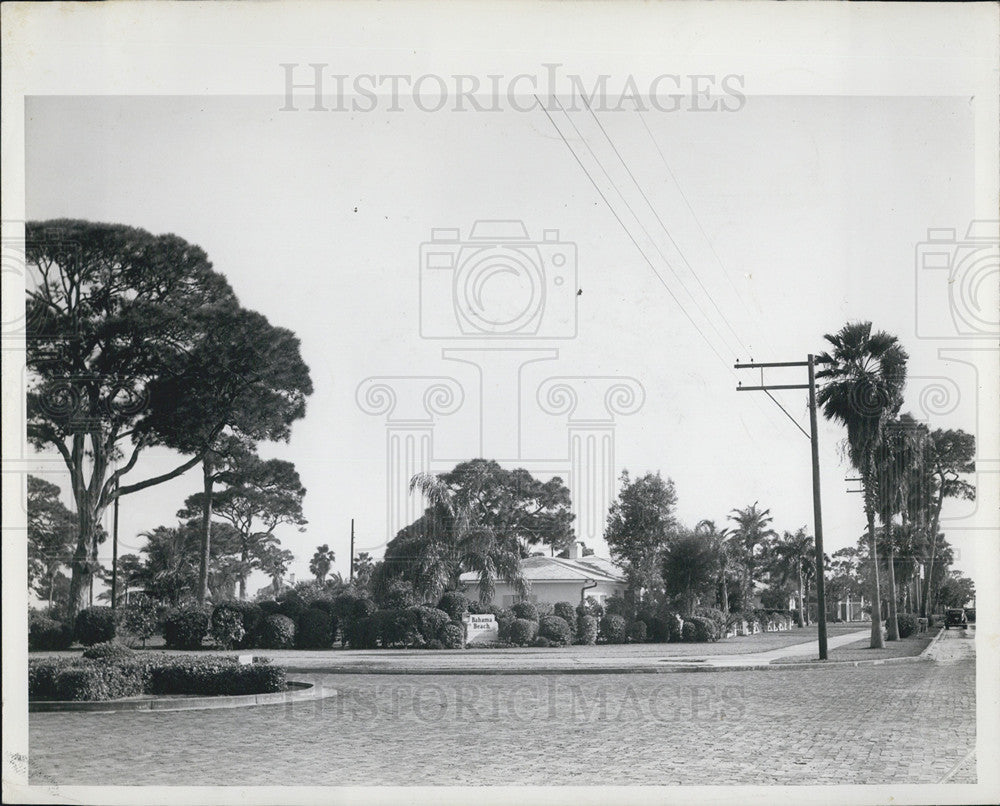 Undated Press Photo Looking Through the Boulevard Bahama - Historic Images