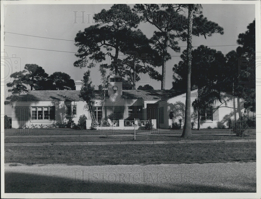 Press Photo a white mansion house - Historic Images