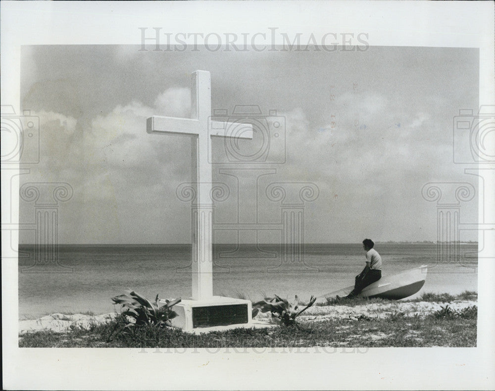 1975 Press Photo Majestic White Cross in San Salvador Beach - Historic Images