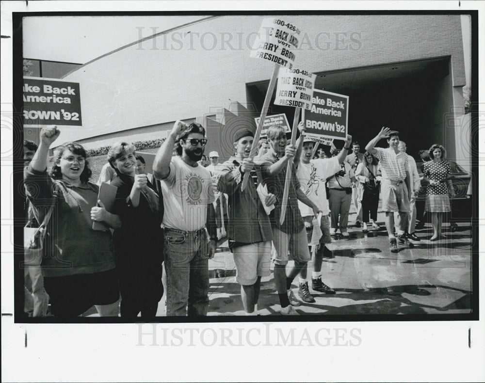 1992 Press Photo University Southern Florida Tampa Campus Crowd Jerry Brown - Historic Images