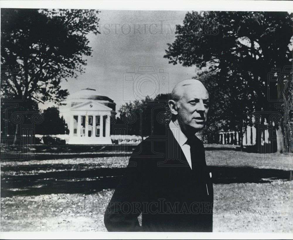 1975 Press Photo British American journalist  Alistair Cooke visiting Monticello - Historic Images