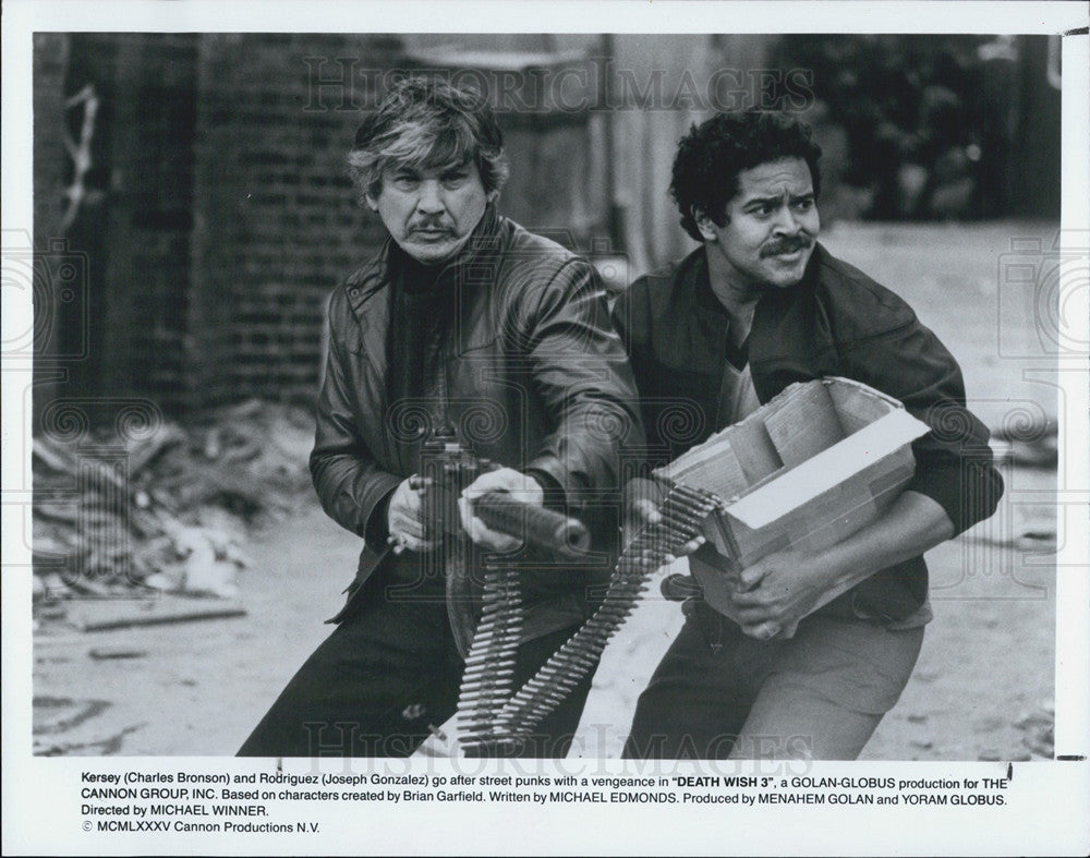 1985 Press Photo Charles Bronson Joseph Gonzalez Actors Death Wish 3 - Historic Images