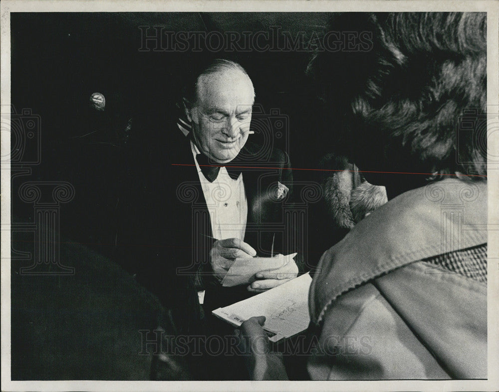 1981 Press Photo Bob Hope Signs Autographs Denver Center Preforming Arts - Historic Images