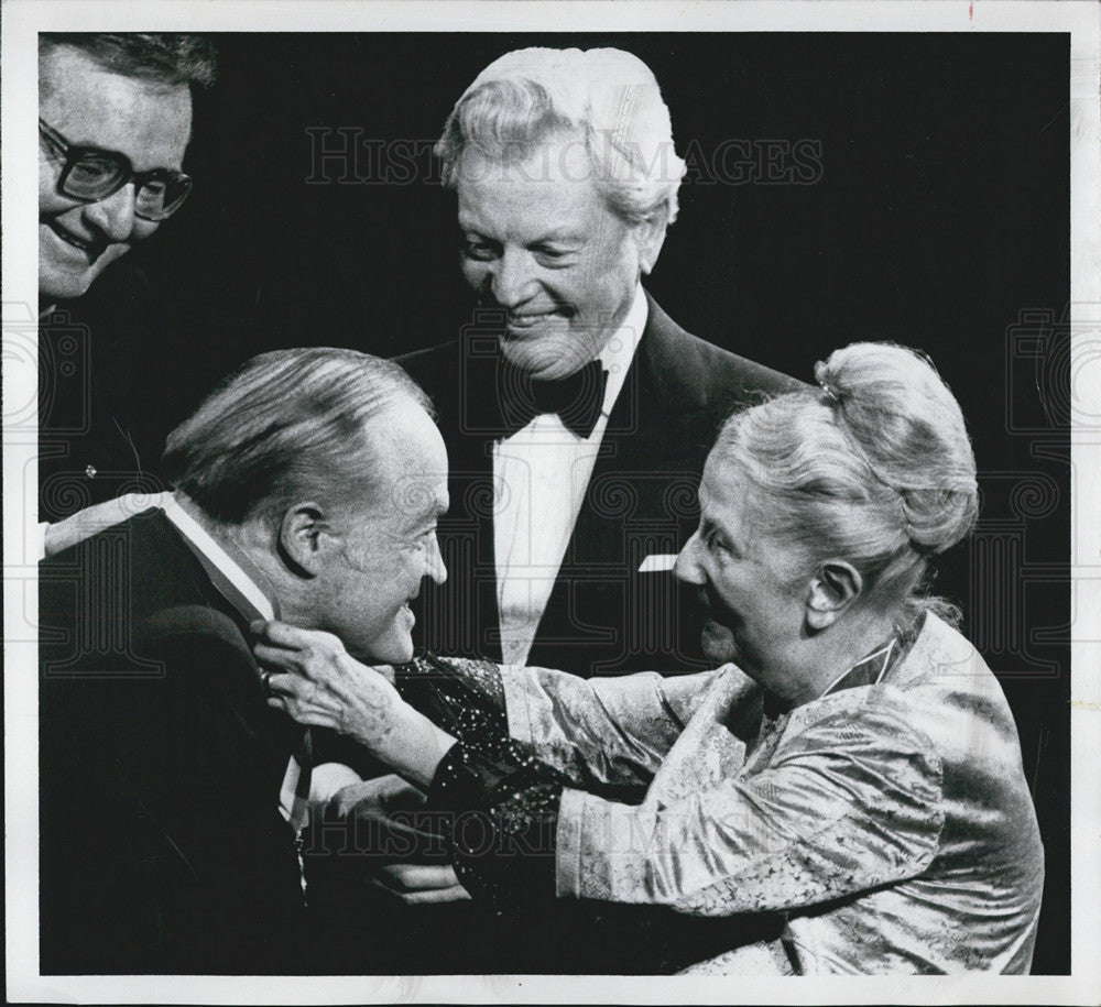 1981 Press Photo Bob Hope Entertainer Presented National Artists Award Medal - Historic Images