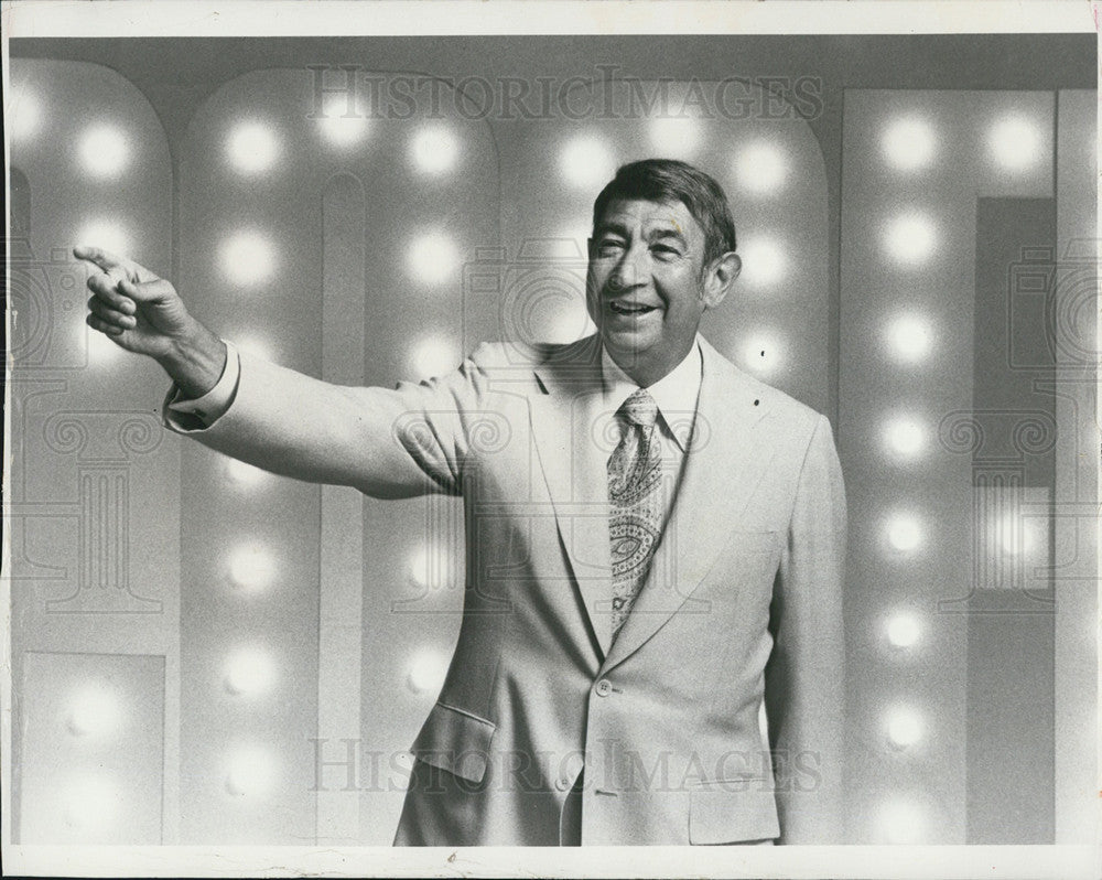 Press Photo TV Host on the set of his unknown show - Historic Images