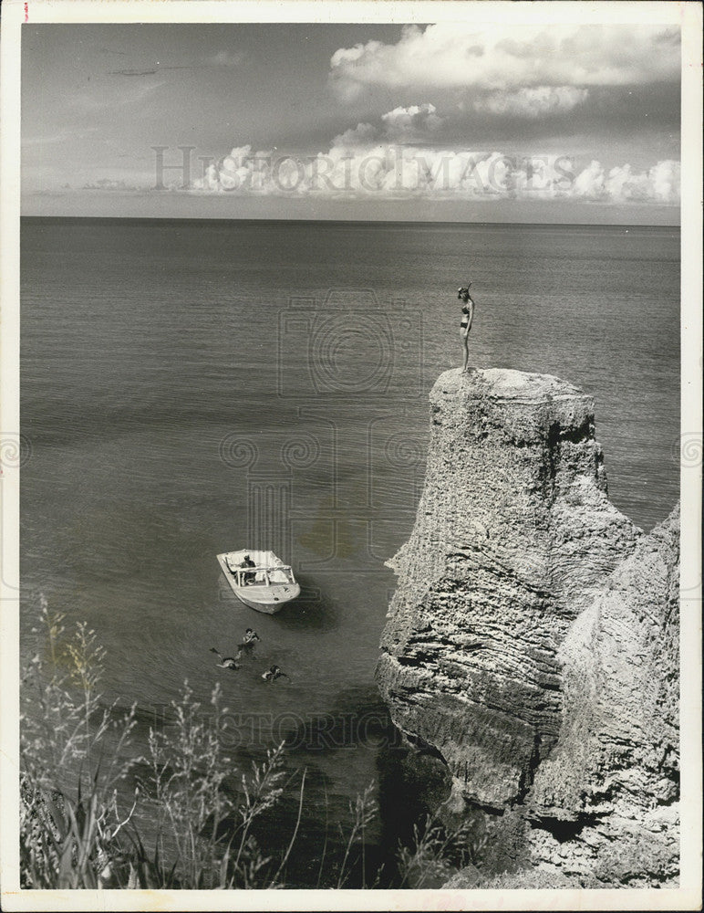 1970 Press Photo Woman Atop Rock Bailey&#39;s Bay Bermuda - Historic Images