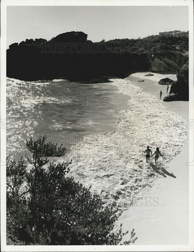 1977 Press Photo Hamilton Bermuda Beach - Historic Images