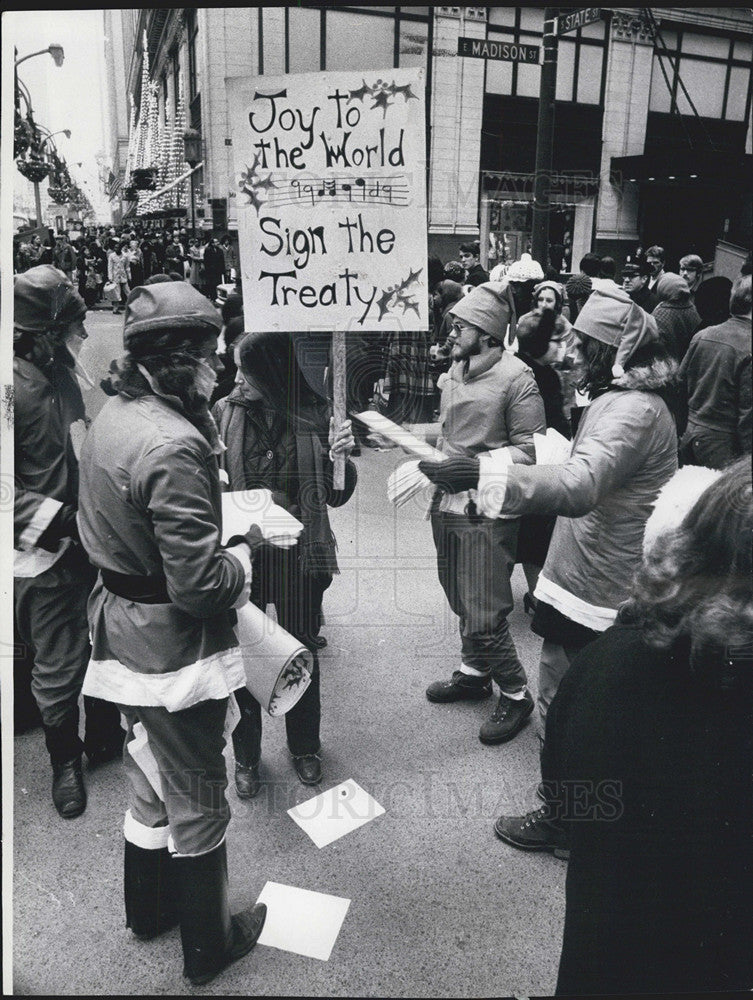 1972 Press Photo Anti War Protest in Santa Claus Attire - Historic Images