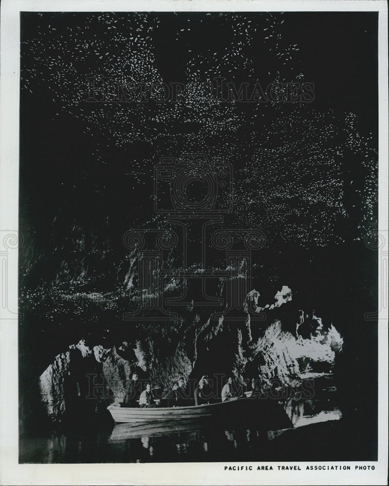 1966 Press Photo Visitors Boat New Zealand Glowworm Grotto Light Insects Ceiling - Historic Images