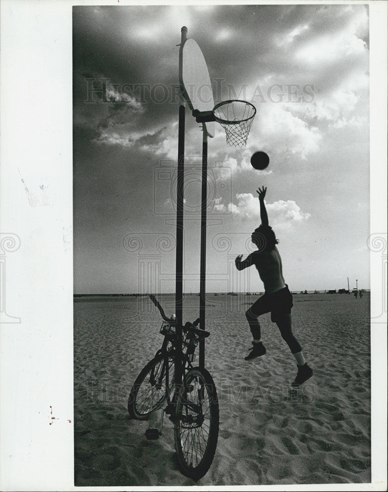 1985 Press Photo Paul Dickson shoots hoops at Treasure Island Beach. - Historic Images