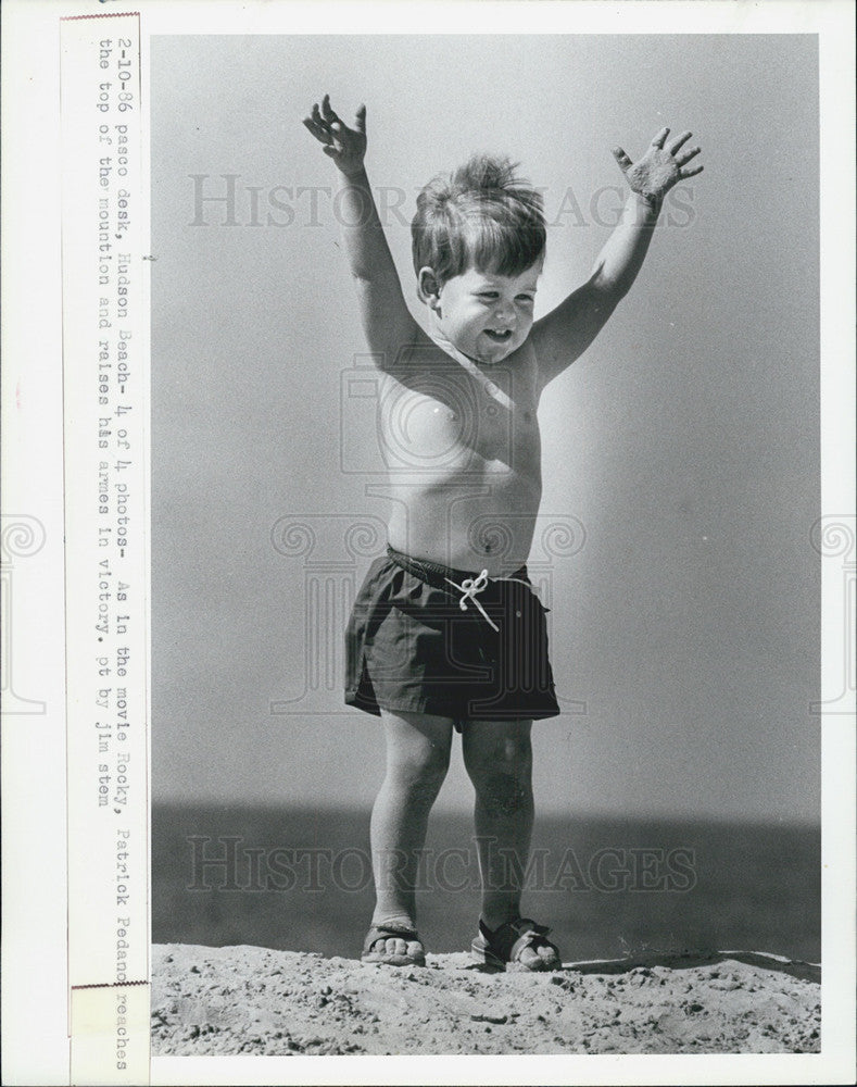 1986 Press Photo Hudson Beach sand dunes being climbed to the top - Historic Images