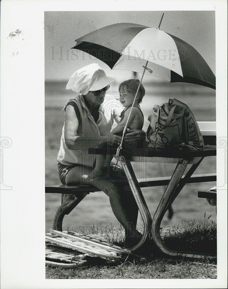 1982 Press Photo Anclote Park Umbrellas aren&#39;t just used for rain anymore - Historic Images