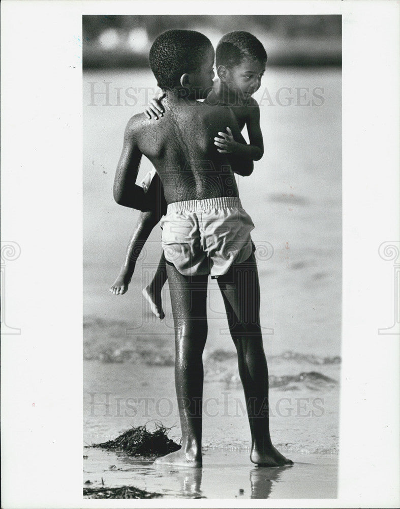 1988 Press Photo James Thomas and Marcello Richardson play on Spa Beach - Historic Images