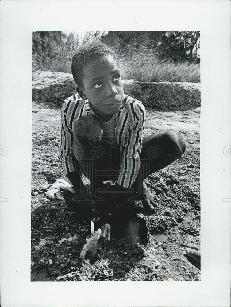 1975 Press Photo Runaway Boy from living off snagged fish near Nicholls Town - Historic Images