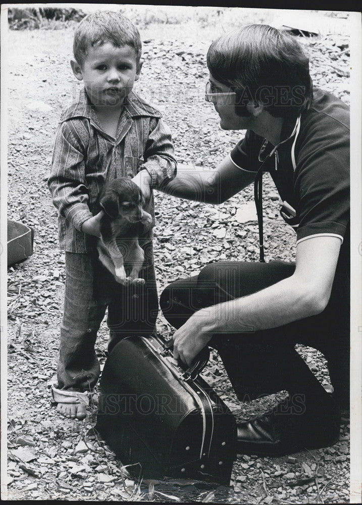 1973 Press Photo Dr. Grady Stumbo &amp; Tommy Collins in Knott County, Kentucky - Historic Images