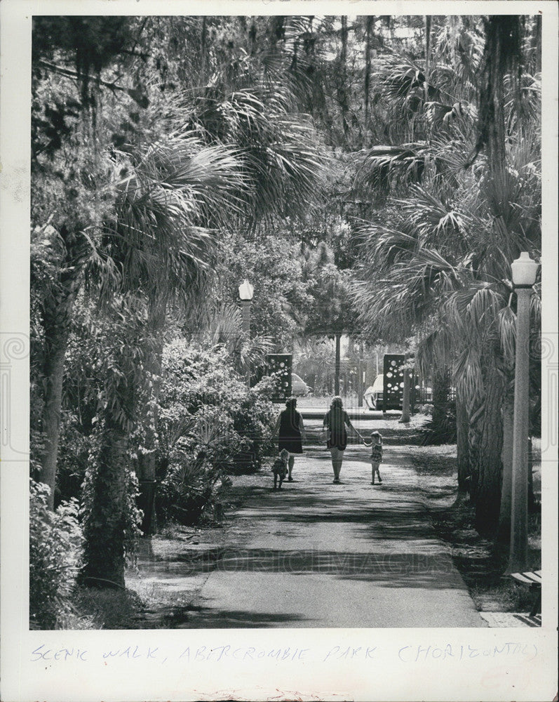 1972 Press Photo Visitors in Abercrombie Park, Petersburg Florida - Historic Images