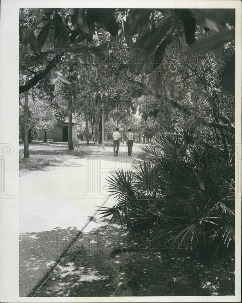 1966 Press Photo people enjoying a day in  Abercrombie Park - Historic Images