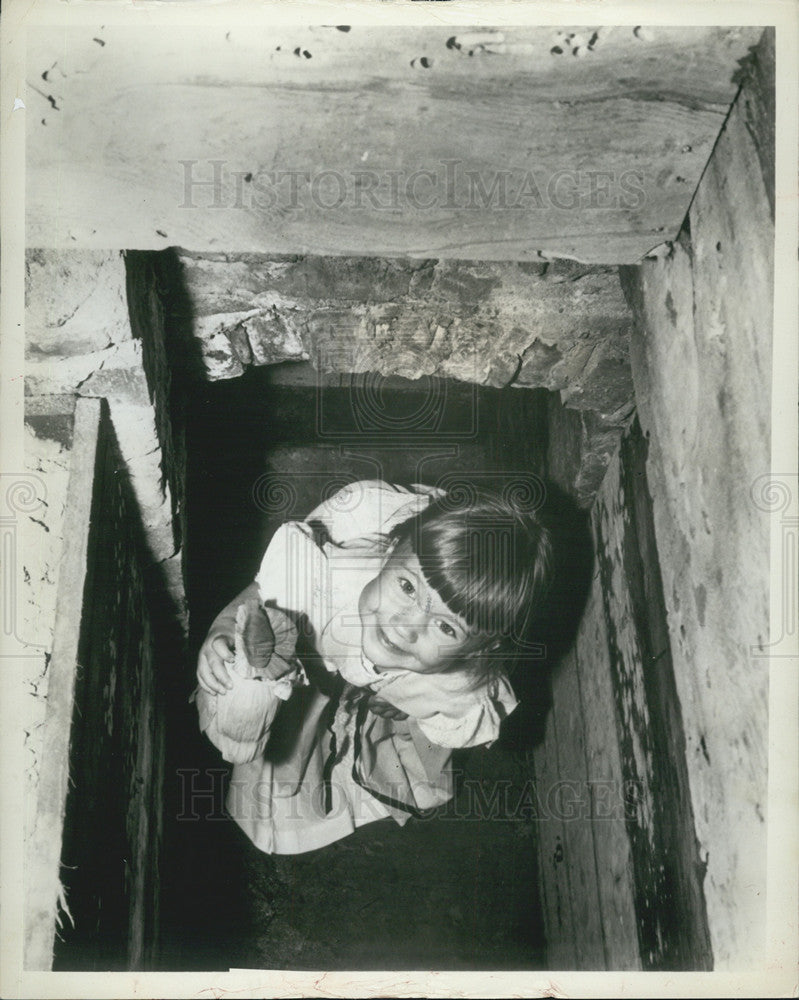 1969 Press Photo Carla Gene Krehely playing in a secret tunnel - Historic Images