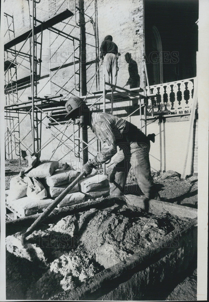 1975 Press Photo Construction workers remodeling a house in Richmond Virgina - Historic Images