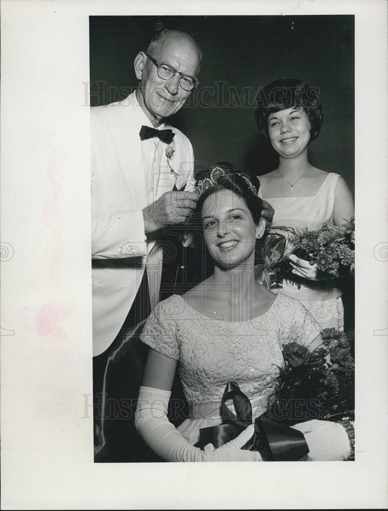 1967 Press Photo Martha Holmbeck crowned new Pennsylvania state society Queen - Historic Images