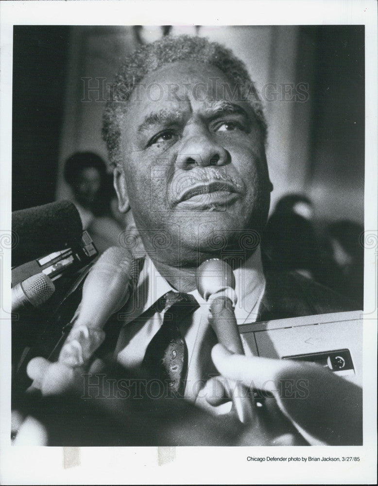 1991 Copy 1985 Photo Mayor Harold Washington speaks with news men - Historic Images