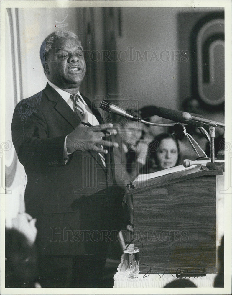 1986 Press Photo Mayor Harold Washington addresses media at breakfast conference - Historic Images