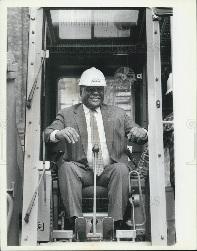 1986 Press Photo Mayor Harold Washington seated in bulldozer to break ground - Historic Images