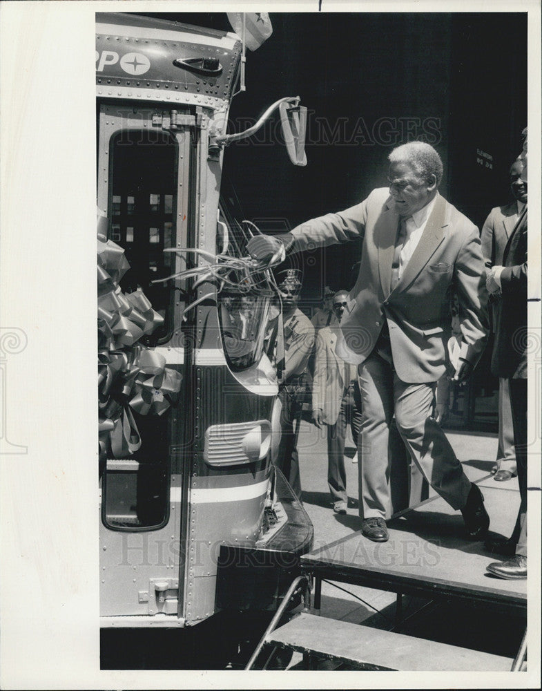 1985 Press Photo Mayor Harold Washington Christens new &quot;Chicagohost Bus&quot; - Historic Images