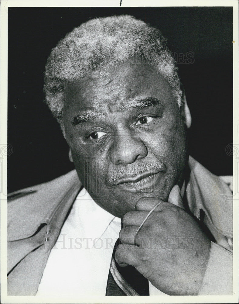 1987 Press Photo Mayor Harold Washington during interview at his apartment - Historic Images