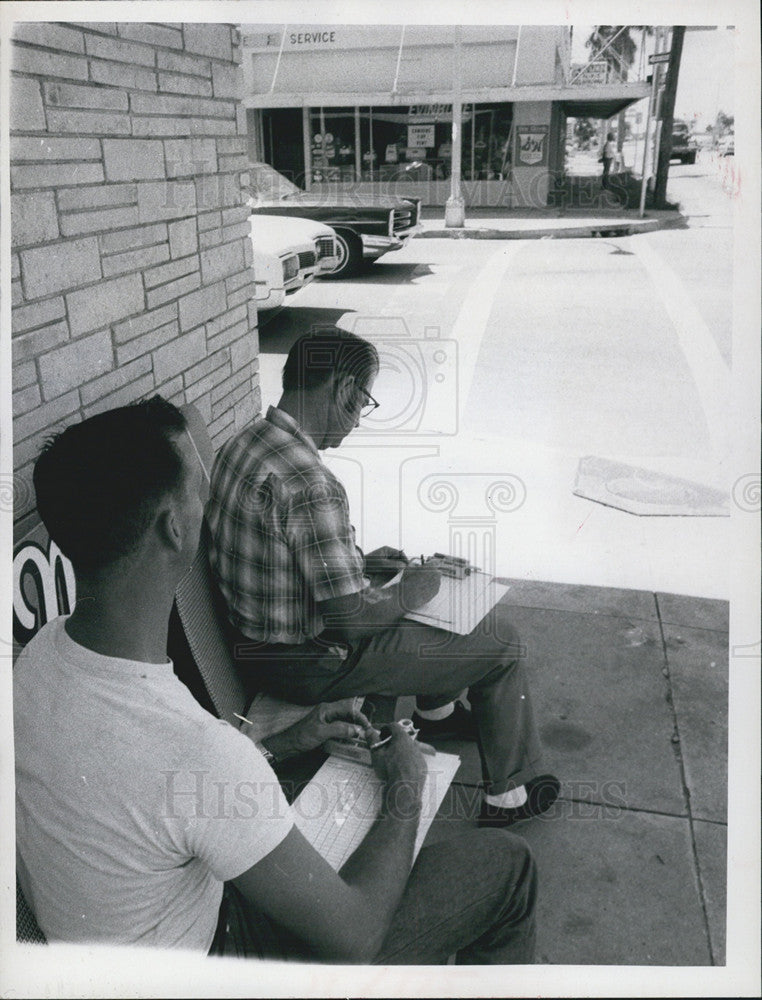 1970 Press Photo Dept. of Transportation W.L Smith &amp; Carrol Jones survey traffic - Historic Images