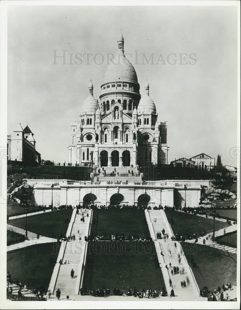 Press Photo The doomed Basullica of Sacre Coeur looks down on paris - Historic Images