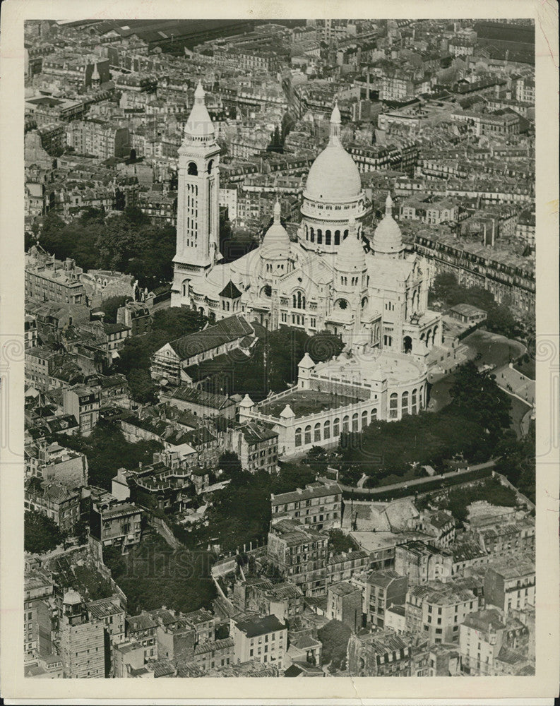 Press Photo The church of Sacre Coeur ruiling over the old buildings - Historic Images