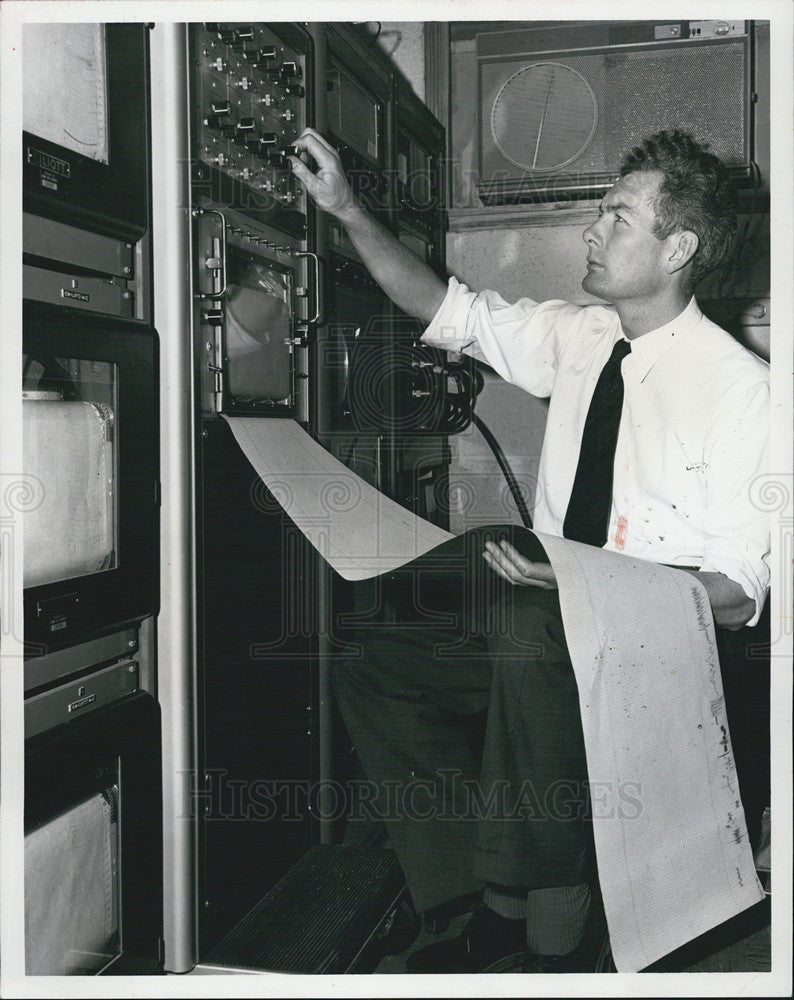 1968 Press Photo Collin H Barrow A Astronomy teacher - Historic Images