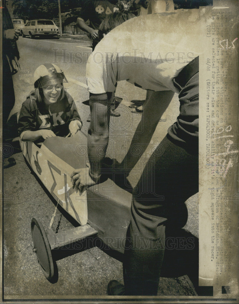 1973 Press Photo Sue Ellis flashes across the finish line In Tallahassee - Historic Images