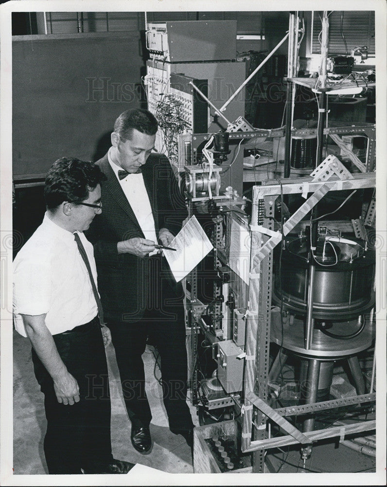 1967 Press Photo Researchers at Florida State study the worlds jet stream - Historic Images