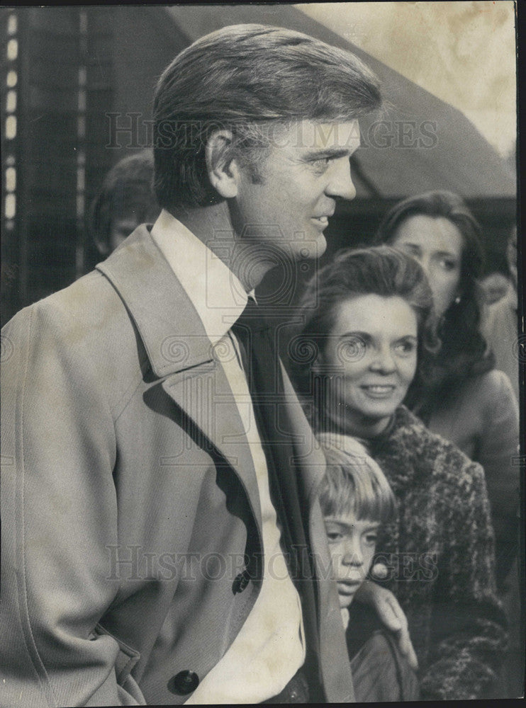 1972 Press Photo Governor Daniel Walker with His Wife and son Bill - Historic Images