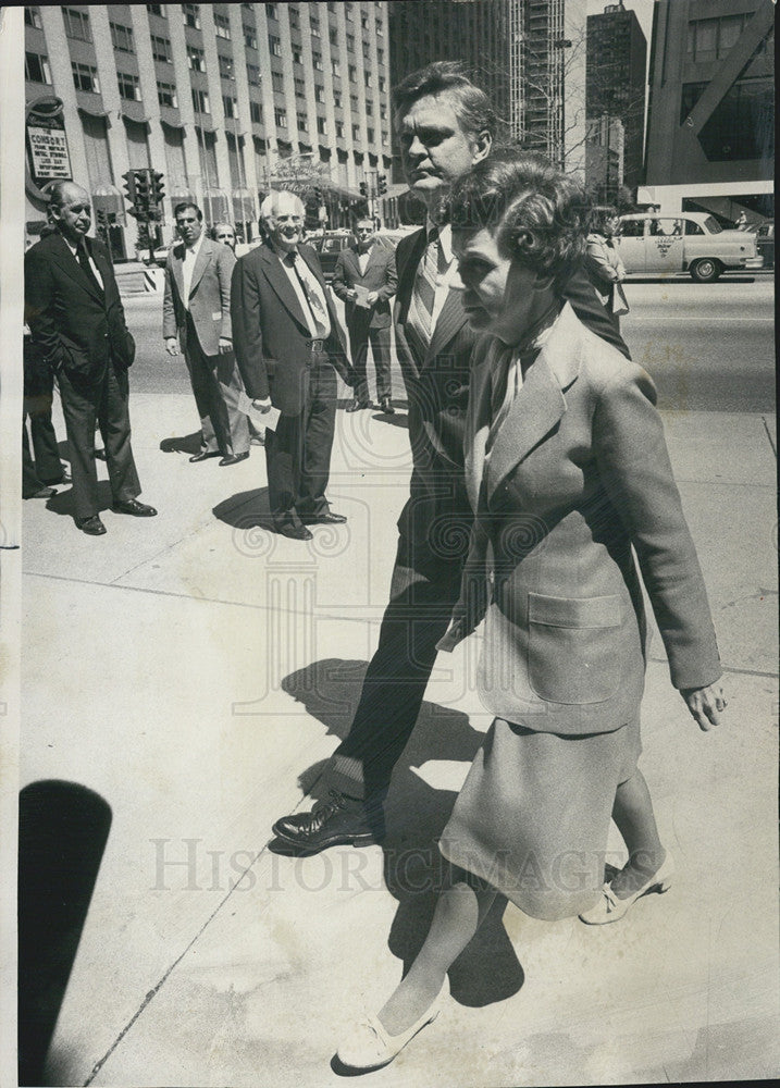 1976 Press Photo Governor Dan Walker and Mrs. Walker arrive at Kerner Funeral - Historic Images