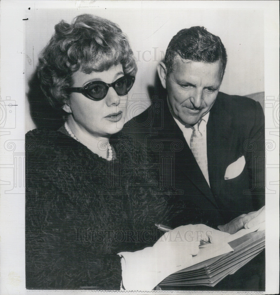 1960 Press Photo Actress Shelly Winters &amp; Atty Louis C. Blau in Superior Court - Historic Images